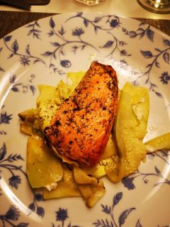 Una foto de Salmón asado sobre lecho de calabacín al aroma de limón y eneldo