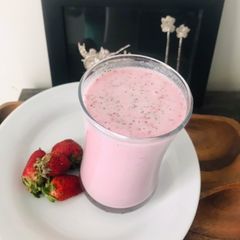 A picture of Strawberry and banana smoothie.