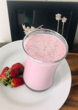 A picture of Strawberry and banana smoothie.