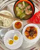 Canh bí hầm xương + tôm kho hành ớt