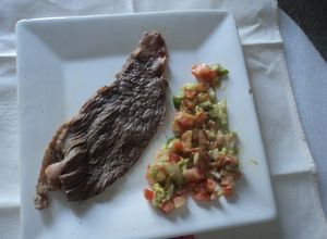 Una foto de Carne asada con polvo de charal y mezcal con chile en polvo y guacamole con xoconostle