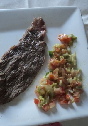 Una foto de Carne asada con polvo de charal y mezcal con chile en polvo y guacamole con xoconostle