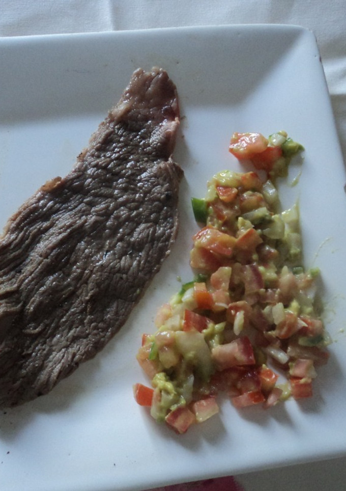 Una foto de Carne asada con polvo de charal y mezcal con chile en polvo y guacamole con xoconostle