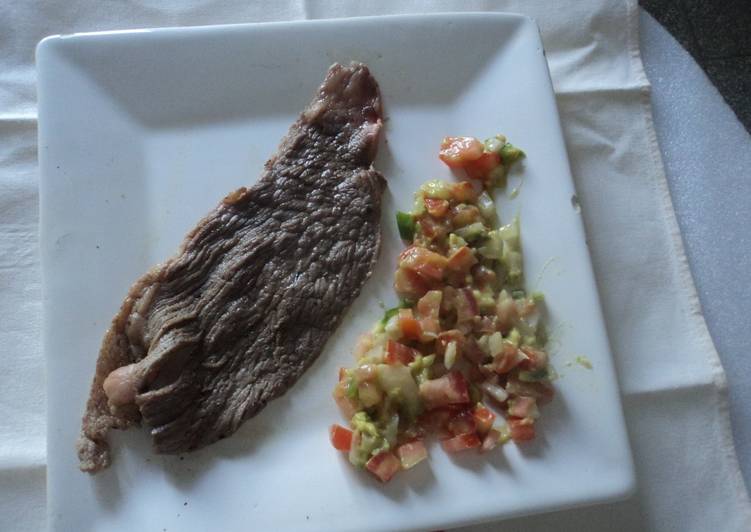 Carne asada con polvo de charal y mezcal con chile en polvo y guacamole con xoconostle