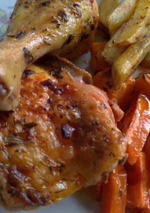 Foto de Perna de Frango com Batata Doce, Cenoura e Abóbora no forno