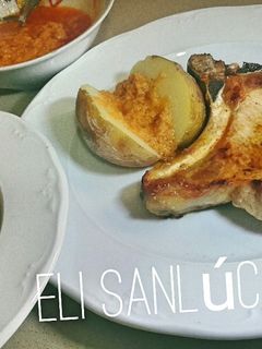 Una foto de Papas arrugás con chuleta de cerdo y mojo a mi estilo