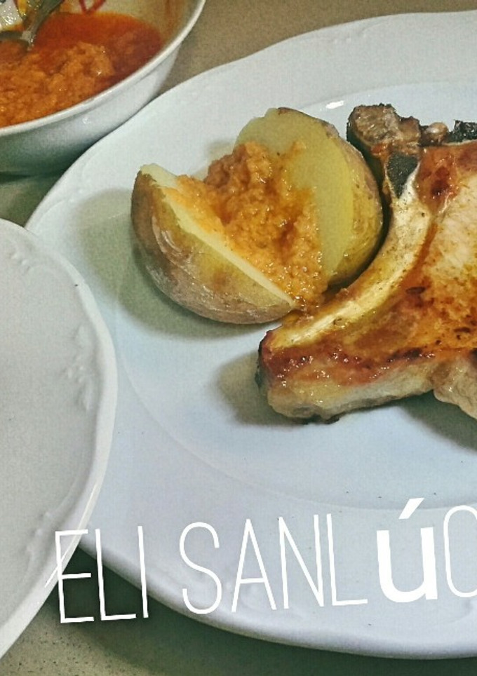 Una foto de Papas arrugás con chuleta de cerdo y mojo a mi estilo