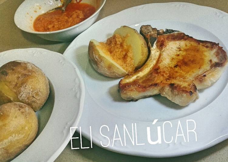 Papas arrugás con chuleta de cerdo y mojo a mi estilo