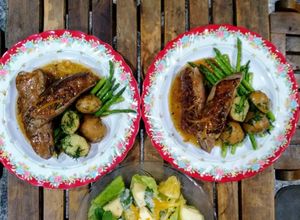 Hình của món Ức vịt áp chảo sốt cam và salad trái cây sốt sữa chua.