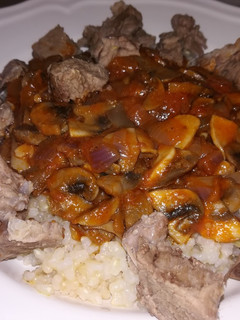 Una foto de Arroz integral, con carne y pisto de champiñones