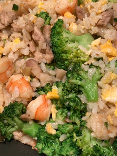 鮮蝦肉絲花椰沙茶炒飯 的食譜成品照片