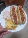 Hot dogs con ensalada de col y papas fritas