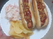 Una foto de perrito caliente con patatas