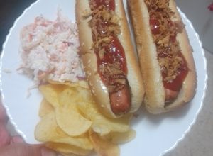 Una foto de Hot dogs con ensalada de col y papas fritas