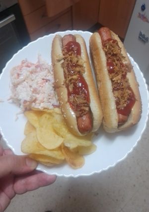 Una foto de Hot Dogs con Ensalada de Col y Papas Fritas