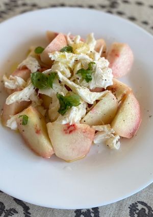 Una foto de Ensalada caprese de paraguayo🍑