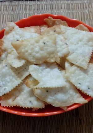 A picture of Bangali crispy Trikon Nimki.