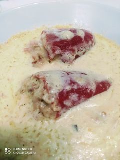Una foto de Pimientos rellenos con salsa de queso