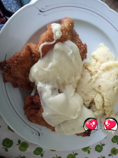 Una foto de Milanesas con salsa de queso y puré