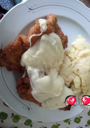 Una foto de Milanesas con salsa de queso y puré