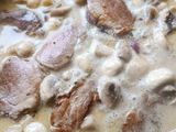 Медальйони свинячі у вершковому соусі з шампіньйонами