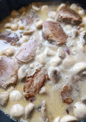 Фото Медальйони свинячі у вершковому соусі з шампіньйонами.