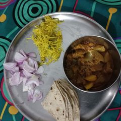 A picture of Aloo baingan.