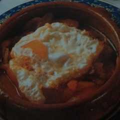 Una foto de Huevos fritos con pimientos morrones