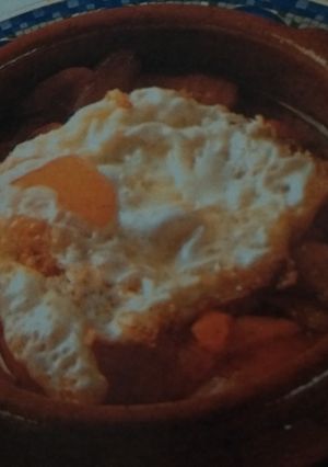 Una foto de Huevos fritos con pimientos morrones