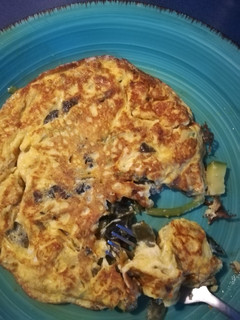 Una foto de Tortilla de huevo a la mexicana con flor de calabaza