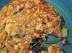 Una foto de Tortilla de huevo a la mexicana con flor de calabaza