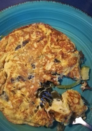 Una foto de Tortilla de huevo a la mexicana con flor de calabaza