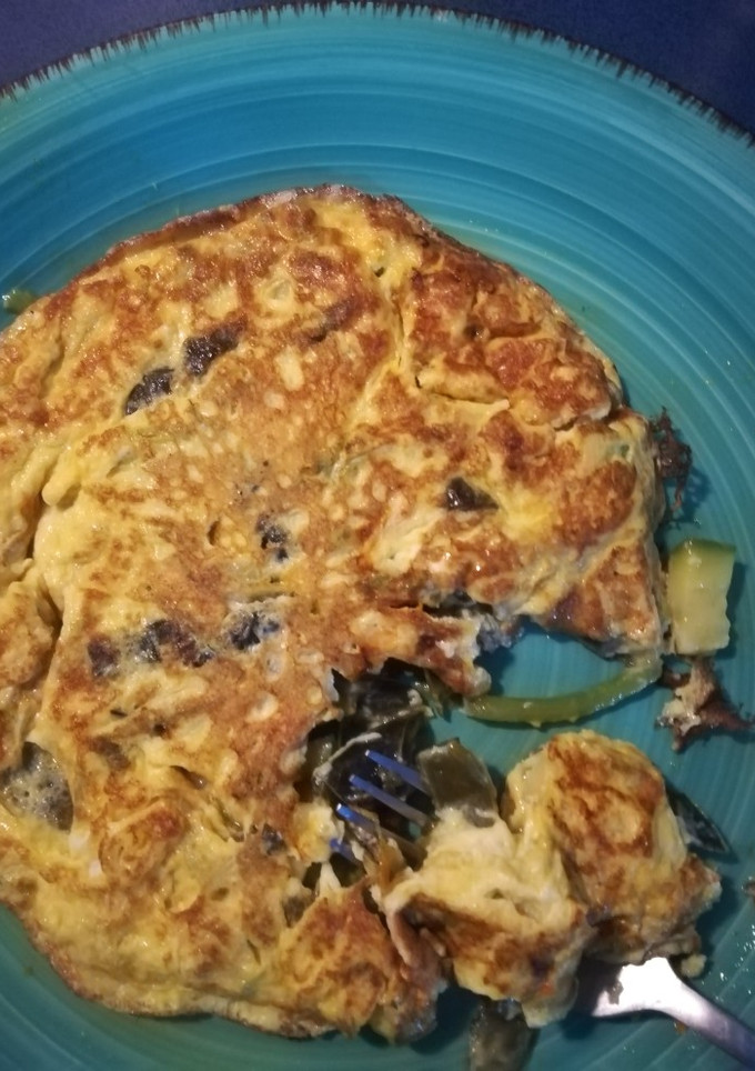 Una foto de Tortilla de huevo a la mexicana con flor de calabaza