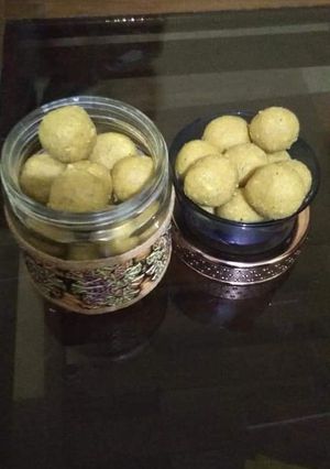 A picture of Besan laddu.