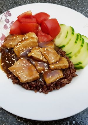 Hình của món Cơm Gạo Lứt Thịt Sốt Teriyaki.