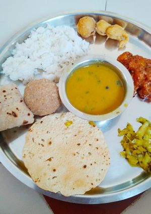 રીંગણ બટાકા નું શાક (Ringan Bataka Nu Shak Recipe In Gujarati) રેસીપી મુખ્ય ફોટો