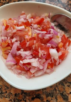 A picture of Onion Tomato Salad.