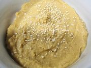 Una foto de un hummus de ajo