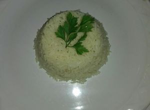 Una foto de Arroz blanco, preparado con caldo de verduras