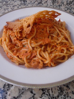 Una foto de Espaguettis con salsa de tomates secos y crujiente de queso