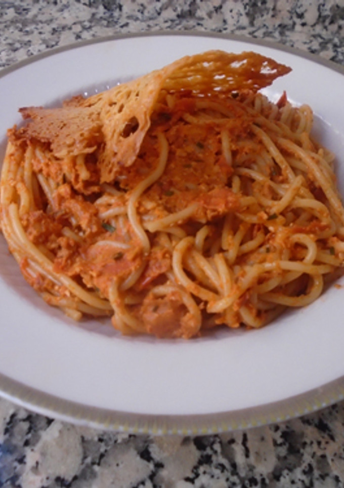 Una foto de Espaguettis con salsa de tomates secos y crujiente de queso