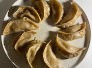 Una foto de gyozas vegetales