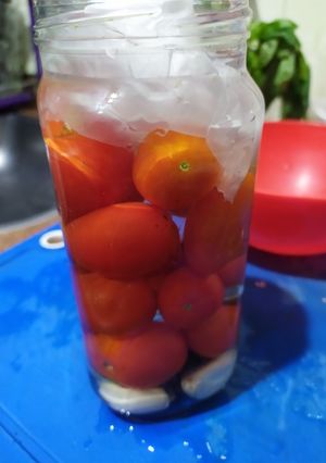 Una foto de Fermentación salvaje de Tomates cherry's, ajo y albahaca