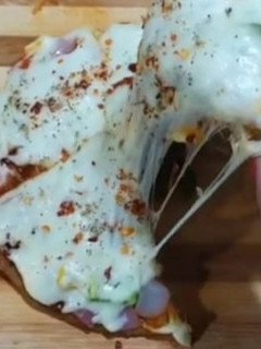 रोटी पिज़्ज़ा (roti pizza recipe in Hindi) रेसिपी मुख्य फोटो