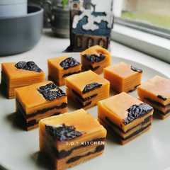 A picture of Lapis legit Prunes 25 kuning telur.