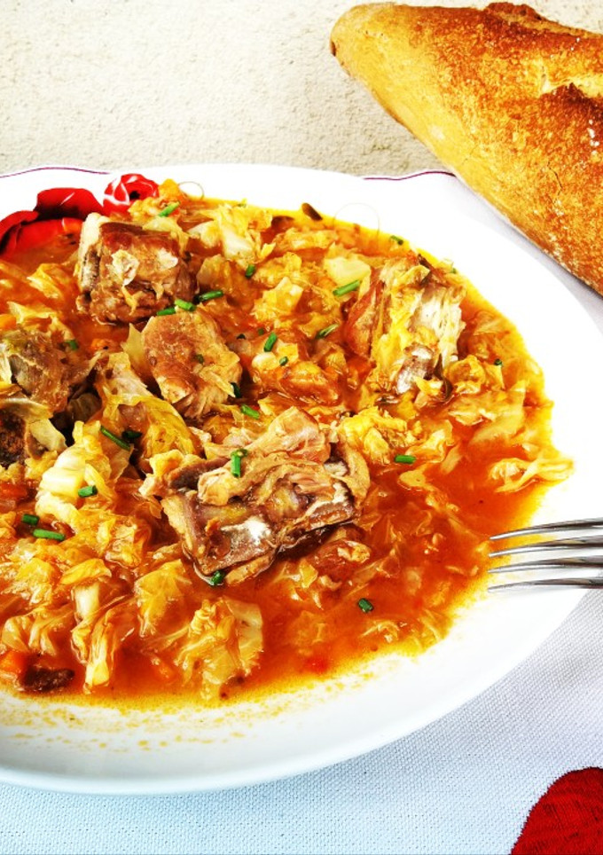 Una foto de Rabo de cerdo con repollo