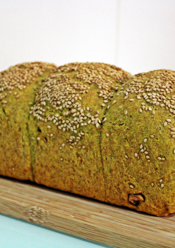 Una foto de Pan de cúrcuma y nueces