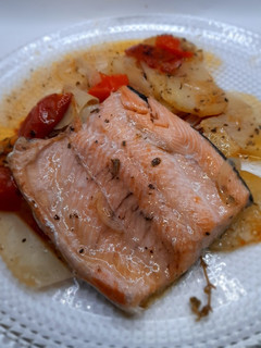 Una foto de Trucha al horno con cama de patatas y verduras