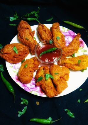 बेसन बैंगन के पकौड़े(besan bengan ke pakode recipe in hindi) रेसिपी मुख्य फोटो