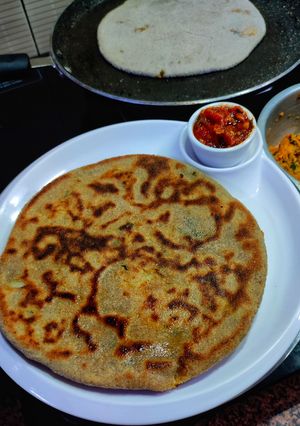 गोभी आलू स्टफ़ बाजरा पराठा रेसिपी मुख्य फोटो